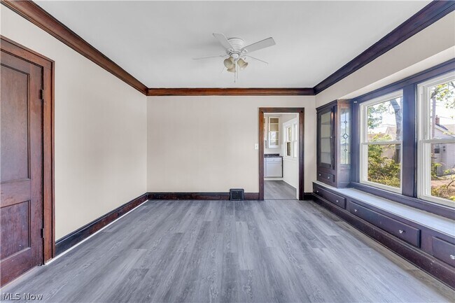 Building Photo - 9404 Cardwell Ave
