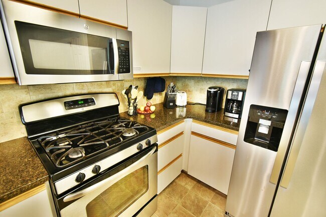Building Photo - 600A Gold Dust Dr