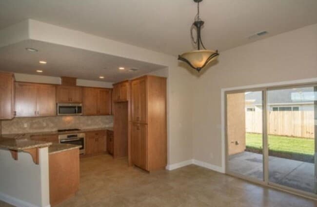 Building Photo - Newer Home - Great Location!