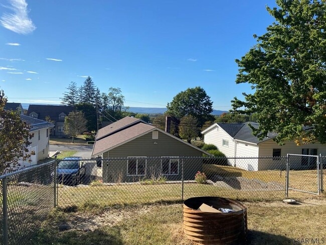 Building Photo - 129 Hawthorne St