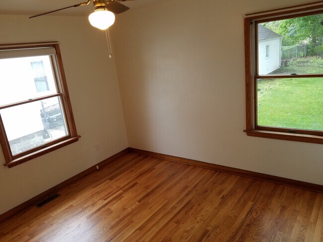 Building Photo - 2204 E Lawn Pkwy