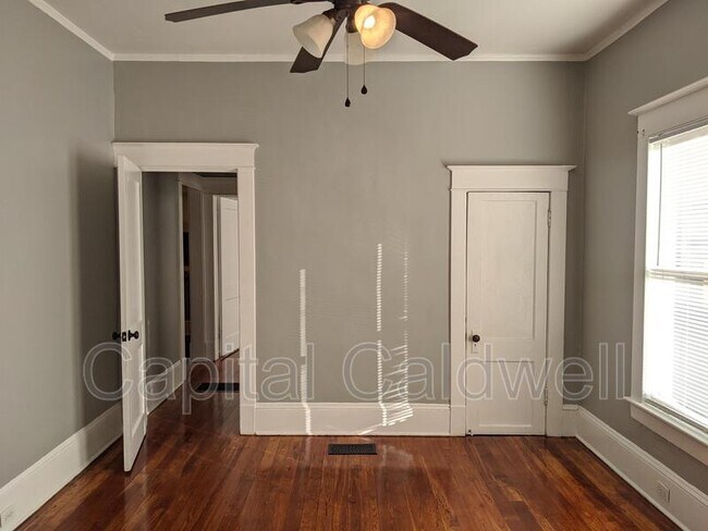 Building Photo - 304 E Hanna Ave