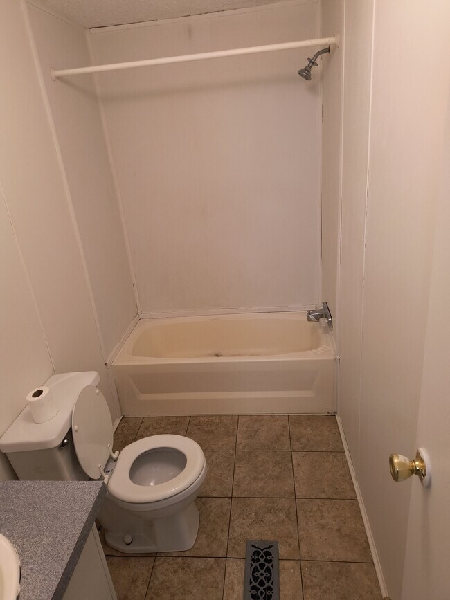 Building Photo - 715 Northview Cir