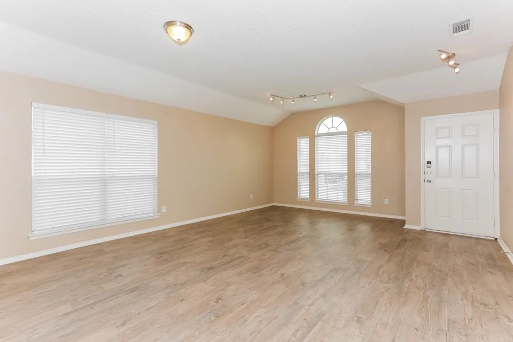 Building Photo - 2600 Treeview Dr