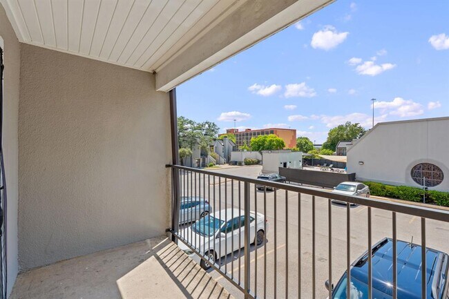 Building Photo - 935 La Posada Dr