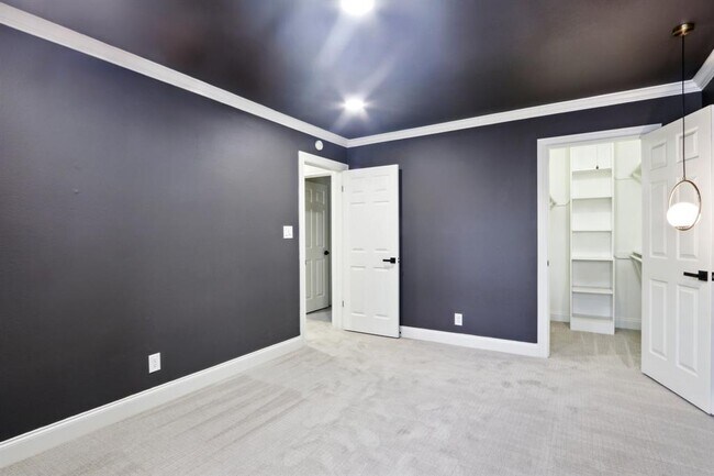 Building Photo - 2500 Steck Ave
