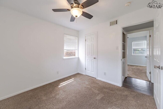 Building Photo - 4024 Hooper Dr