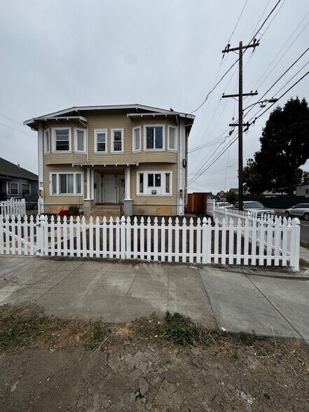 Building Photo - 1700 92nd Ave