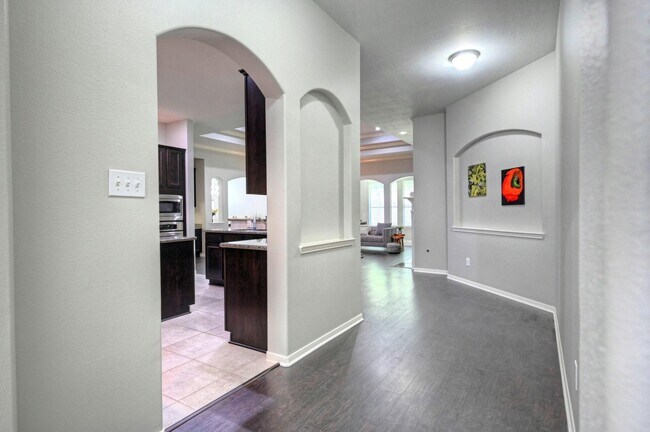 Building Photo - 7810 Oak Moss Dr