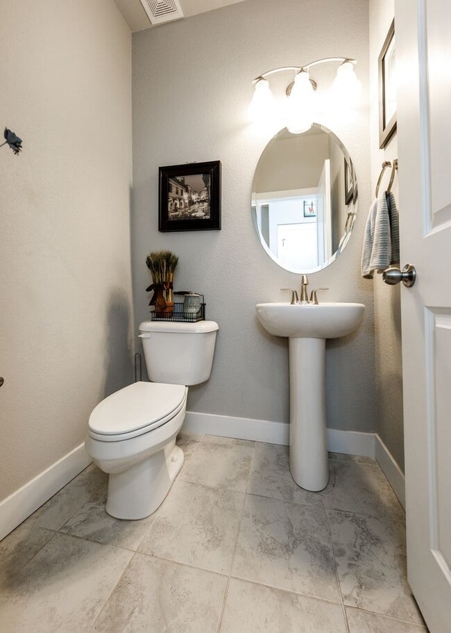 Building Photo - Luxury Ranch-Style Home for Rent | Wolf Ranch | D20 Schools | Pikes Peak Views