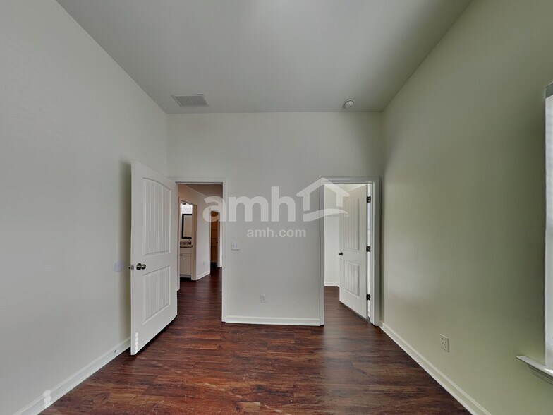 Building Photo - 301 Boulder Run