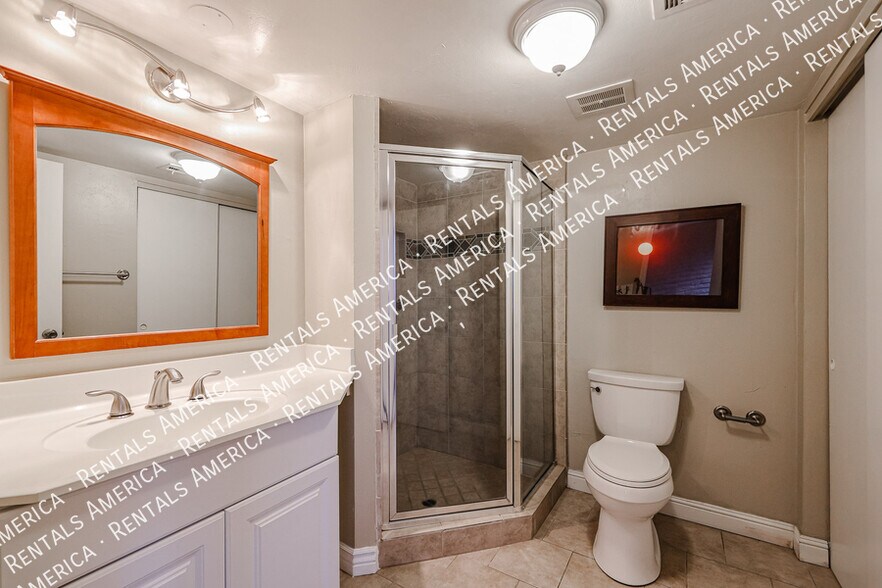 Building Photo - 4820 N Woodmere Fairway