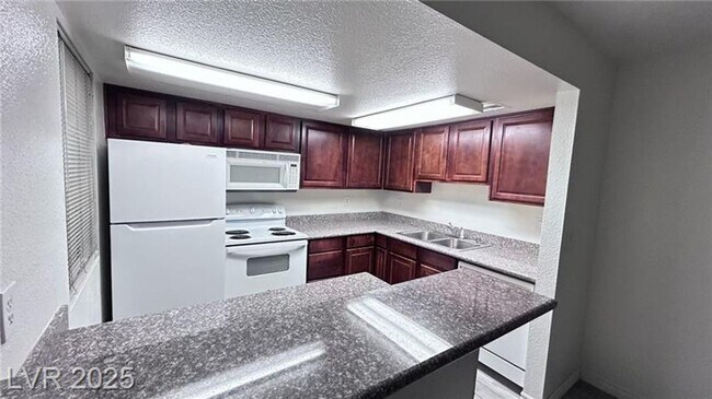 Building Photo - 2 Bedroom Condo in Guard Gated Community