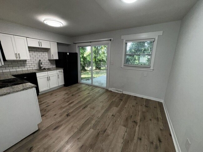 Building Photo - Newly renovated 2-bedroom, 1-bath duplex in Charlotte Located just minutes from NoDa, Plaza Midwo...