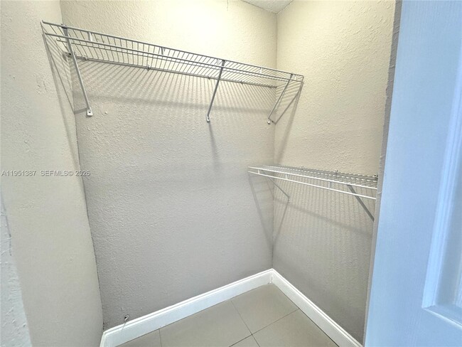 Building Photo - 3840 SW 52nd Ave