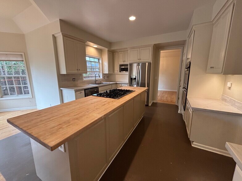 Building Photo - 740 Oak Crest Cir