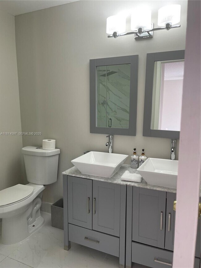 Building Photo - 8203 9th Ct