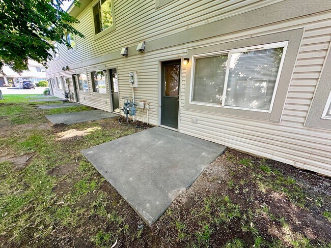 Building Photo - Introducing the Perfect Townhouse Steps Away from Central WA University!
