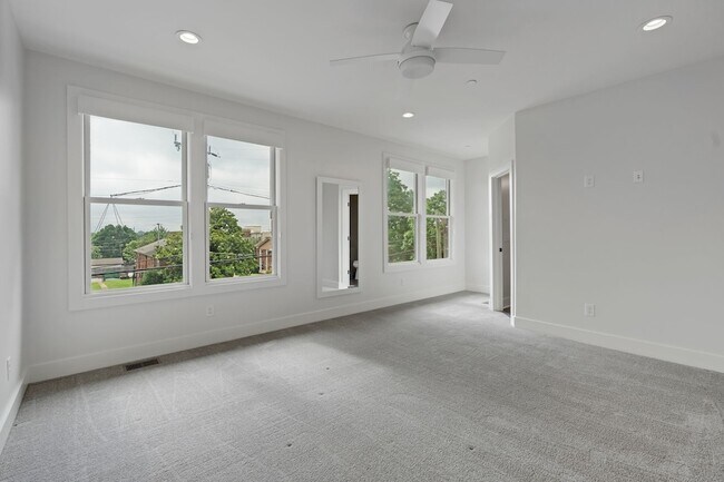 Building Photo - 206 S 10th St