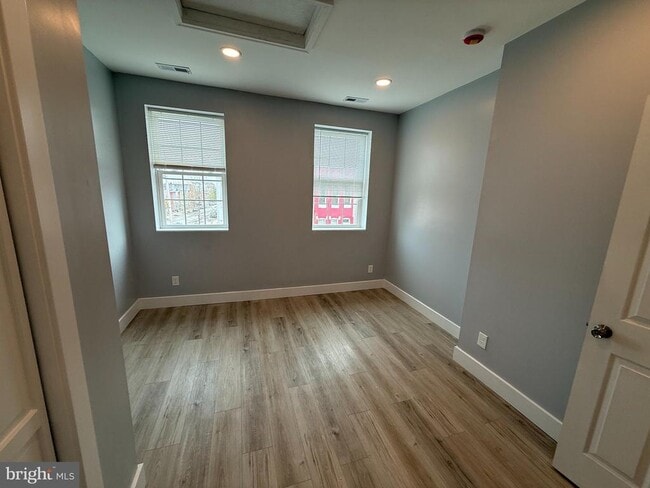 Building Photo - 1930 N Payson St