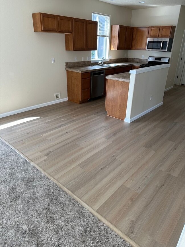 Building Photo - 5 bedroom single family house