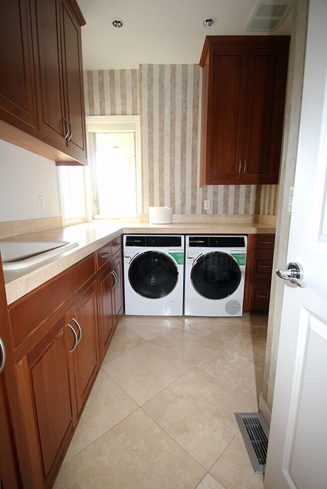 Building Photo - LUXURY 4 BEDROOM BELLEVUE HOME IN ‘THE SUM...