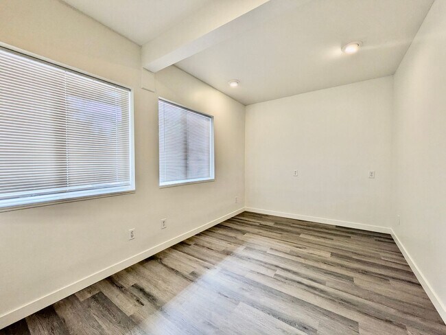 Building Photo - 9938 SW Terwilliger Blvd