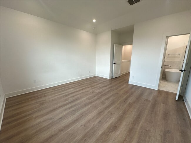 Building Photo - 2828 Versailles Oak Ln