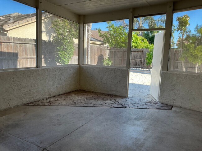 Building Photo - Stunning Manteca Home with 4 Bedrooms, 3 B...