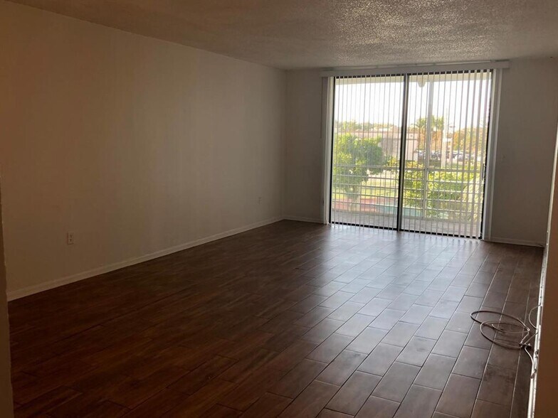 Building Photo - 1800 N Lauderdale Ave