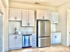 Building Photo - Room For Rent In Excellent Condo