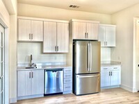 Building Photo - Room For Rent In Excellent Condo
