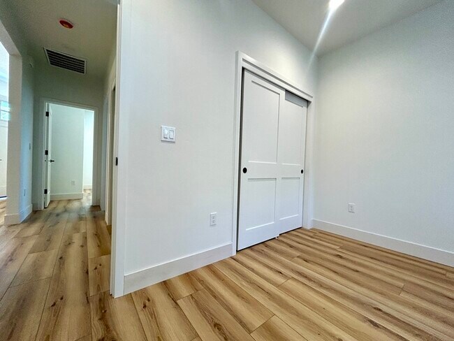 Building Photo - Beautiful 2bd/1ba 900 sq. ft. ADU in Roseville! Own private driveway! SOLAR!