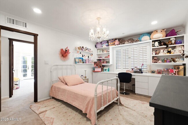 Building Photo - 1025 E Morten Ave