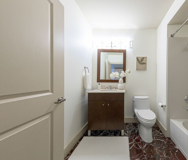 Building Photo - Matae Condominiums - Lower Queen Anne/Bell...