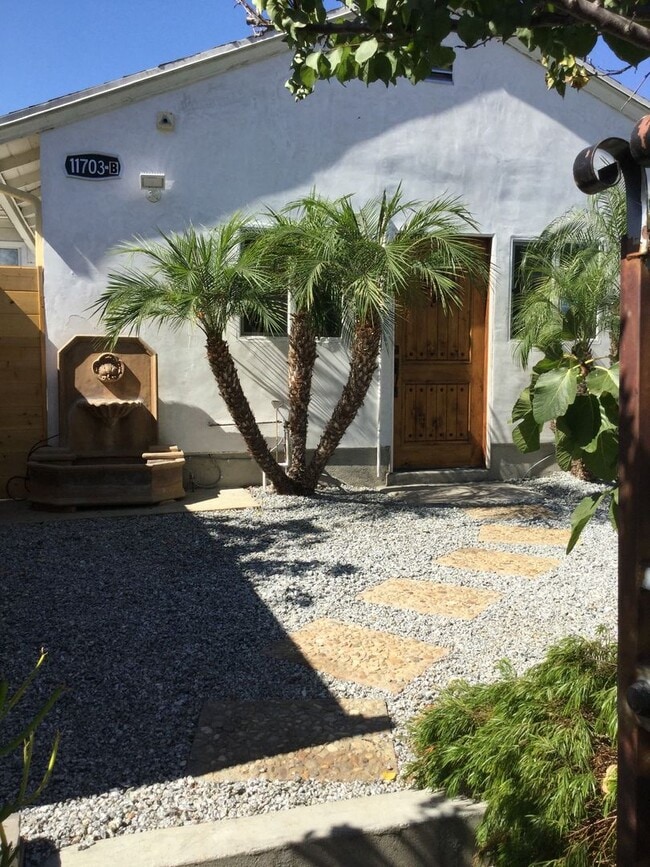 Building Photo - Gorgeous Guest house, with1 Bedroom and 1 Bathroom,  Hawthorne.