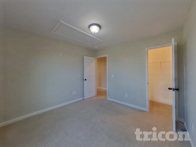 Building Photo - 715 Pollyanna Dr