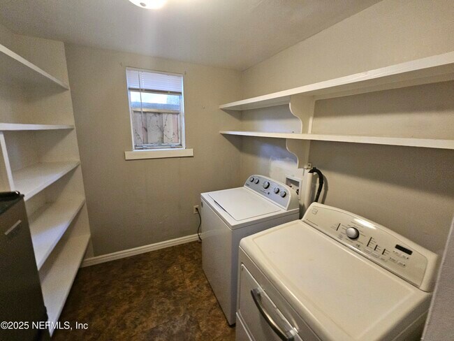 Building Photo - 2514 Algonquin Ave