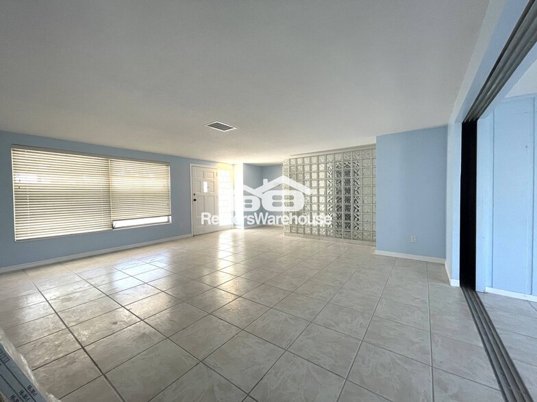 Building Photo - 561 Tarawitt Dr