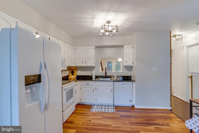 Building Photo - 3700 Roxbury Ln