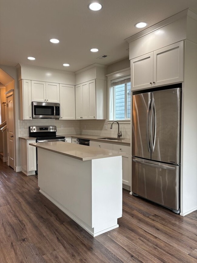 Building Photo - Newer 2 Story Home in Newberg   SHOWINGS  START  MAY 15th