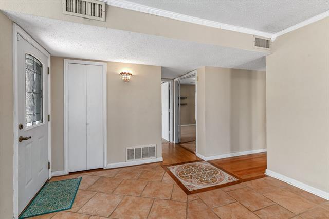 Building Photo - 801 Meadowlark Dr