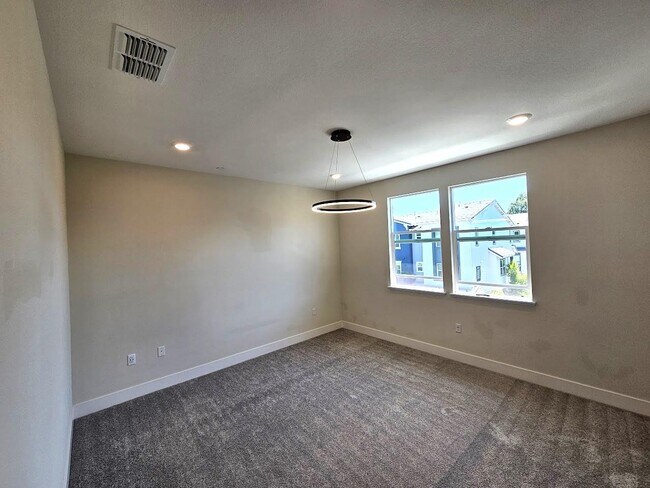 Building Photo - 122 Ranch Ln