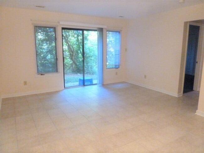 Building Photo - Available Now! Updated 2br 2ba Garden-Style Condo in Mill Creek! Walk to Campus