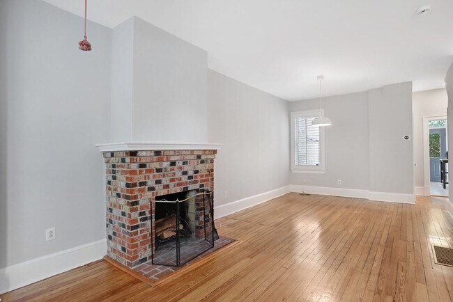 Building Photo - Charming Capitol Hill House| Don't miss the 3D-TOUR!