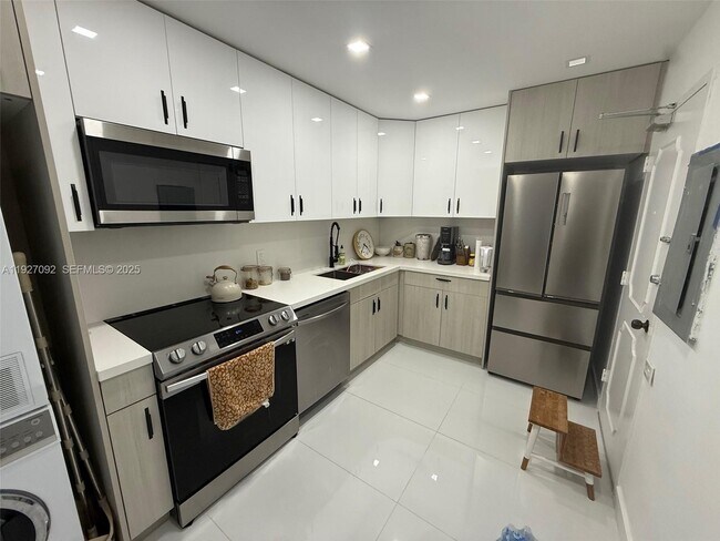 Building Photo - 9381 E Bay Harbor Dr