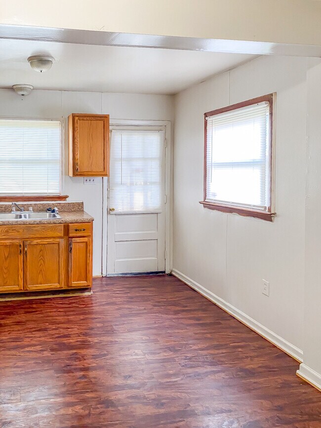 Building Photo - 108 E Roanoke St