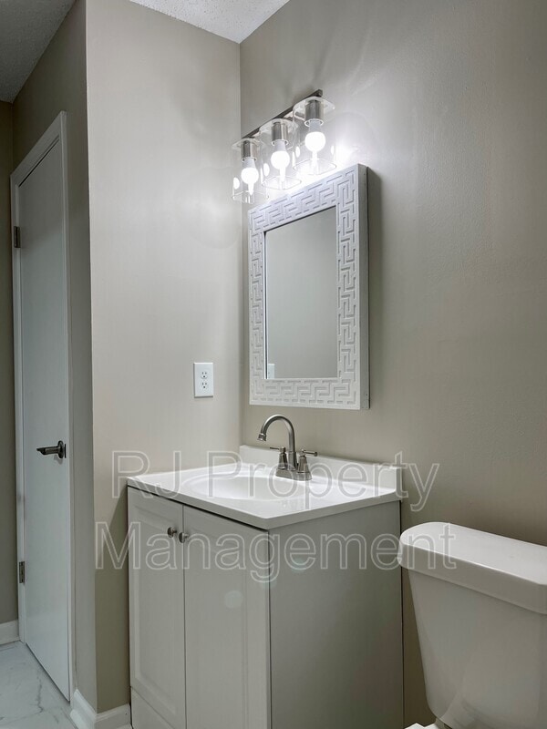 Building Photo - 2344 N Orchid Dr