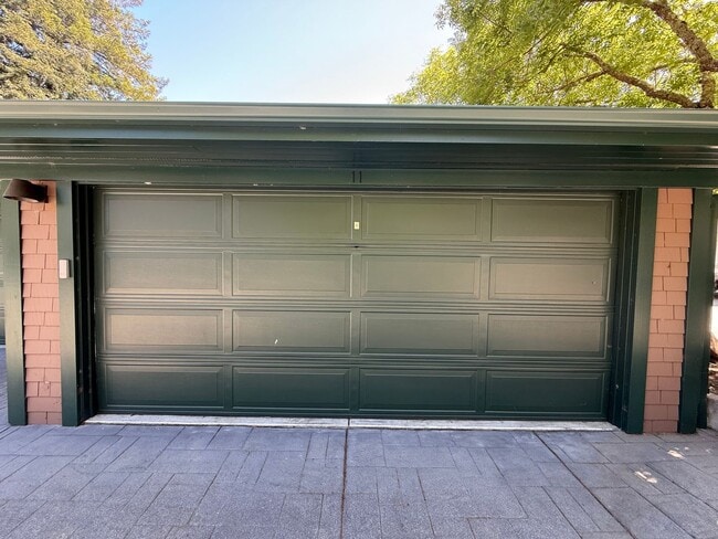Building Photo - CRAFTSMAN STYLE TWO STORY 2BD/2BA END UNIT...