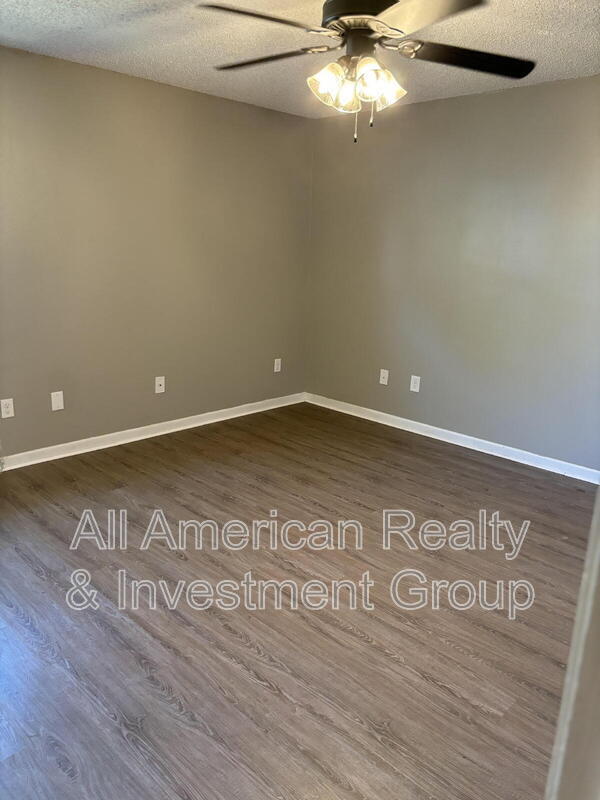 Building Photo - 717 Clark Dr